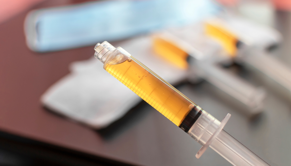 Blood,Plasma,In,A,Syringe,On,A,Blurred,Background.,Blood